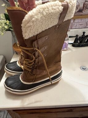 Women’s Brown Sherpa-Lined Winter Lace-Up Boots
